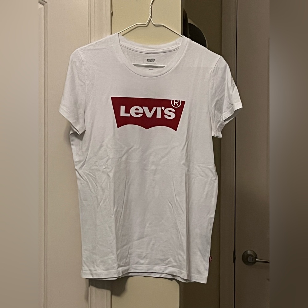 NWOT Levi’s White T-Shirt